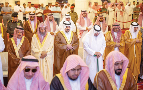 نائب أمير منطقة الرياض يؤدي الصلاة على الأمير مشعل بن عبدالله بن فهد 
