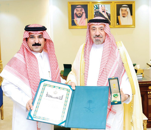 لتبرعه لوالدته بإحدى كليتيه 