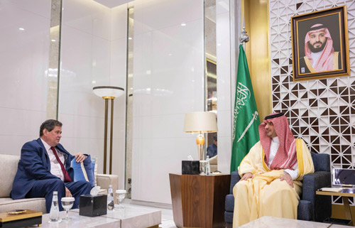  وزير الداخلية مستقبلاً سفير المملكة المتحدة