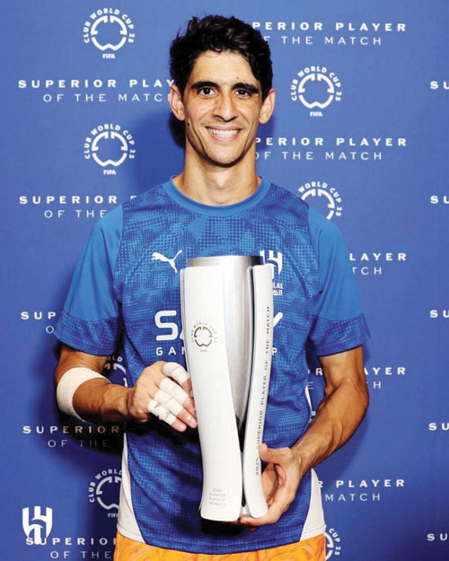  بونو يحمل كأس الأفضلية الذي توج به بكل جدارة