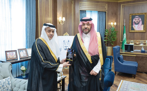  أمير منطقة الحدود الشمالية مستقبلا الرئيس التنفيذي لتجمع المطارات