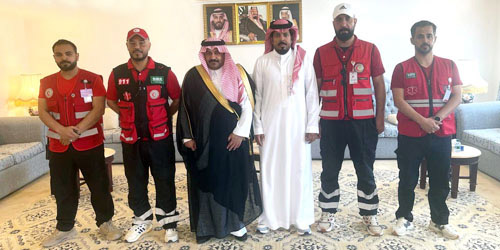  المحافظ مع مدير ومنسوبي الهلال الأحمر