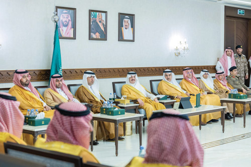 أمير المنطقة الشرقية خلال رعايته توقيع العقود بحضور وزير البلديات