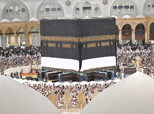 بدء أعمال مراسم تغيير كسوة الكعبة المشرفة 