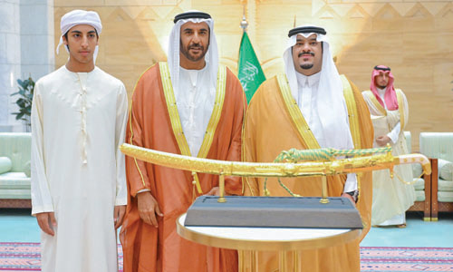 نائب أمير الرياض يكرم الفائزين في مهرجان الملك عبدالعزيز للإبل 