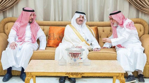  أمير المنطقة الشرقية خلال تعزيته أسرة البسام