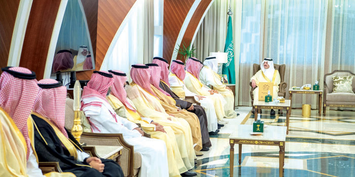 أمير المنطقة الشرقية يكرم المشاركين في مهرجان ربيع النعيرية 