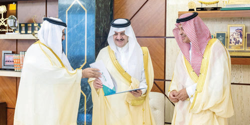  أمير المنطقة الشرقية مستقبلاً مدير فرع وزارة الصحة ومدير «وقاية»