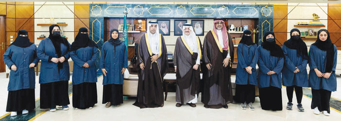 أمير المنطقة الشرقية مستقبلاً مدير التدريب التقني وعددا من المستفيدات من برنامج «بيدي»