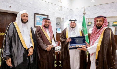  نائب أمير الرياض مستقبلاً رئيس مجلس إدارة ومنسوبي جمعية التمور