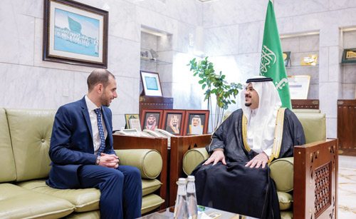 نائب أمير منطقة الرياض مستقبلا سفير كولومبيا