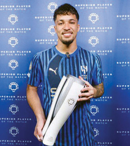  ليوناردو يحمل كأس الأفضلية