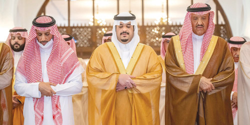  سموه خلال أدائه صلاة الميت