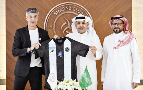  الغواسيل يحمل قميص الليث بعد التوقيع رفقة الهويشان والناصر