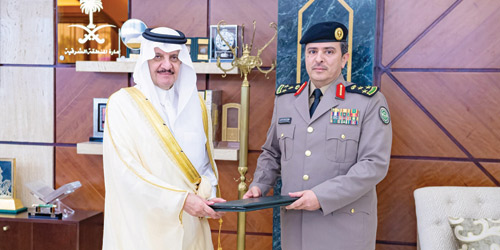  أمير المنطقة الشرقية مستقبلاً مدير مكافحة المخدرات