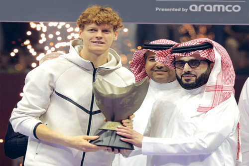 معالي تركي آل الشيخ يسلم الإيطالي يانيك سينر كأس الموسم الماضي