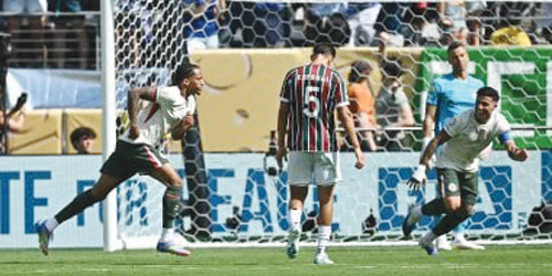 ينتظر الفائز من مدريد وباريس 