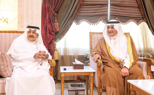 أمير منطقة تبوك يزور الشيخ أحمد الخريصي في منزله 