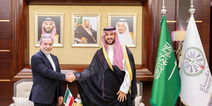  وزير الدفاع خلال لقائه وزير الخارجية الإيراني