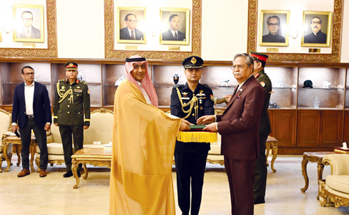 سفير خادم الحرمين يقدم أوراق اعتماده لرئيس بنغلاديش 