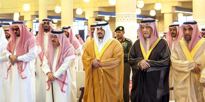 نائب أمير منطقة الرياض يؤدي صلاة الميت على  الأميرة بزة بنت سعود 