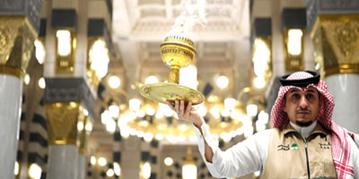 «المطيبون» ينشرون أفخر أنواع البخور في المسجد النبوي 