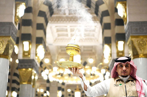 «المطيبون» ينشرون أفخر أنواع البخور في المسجد النبوي 