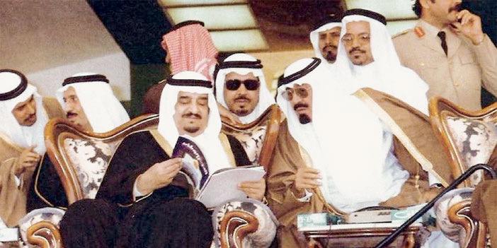 الملك سلمان -حفظه الله- والملك فهد والملك عبدالله في إحدى المناسبات ويبدو الشثري حاضراً