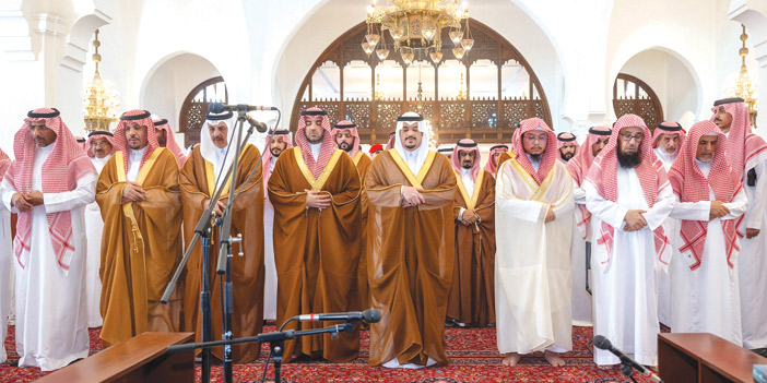 نائب أمير منطقة الرياض يؤدي الصلاة على عبدالرحمن الشثري 