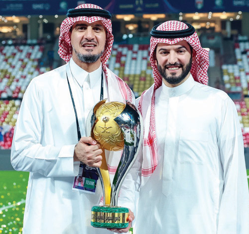 فهد بن نافل وفهد المفرج وبينهما كأس السوبر في نسختها الماضية