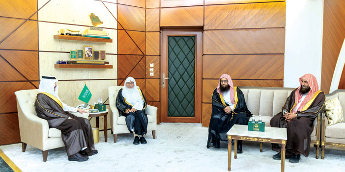  أمير المنطقة الشرقية مستقبلاً أعضاء الدورة الشرعية العشرين