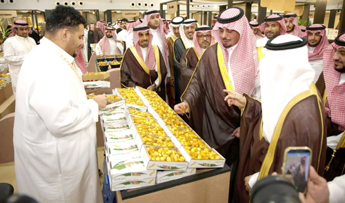 الأمير فهد بن سعد يدشن معرض تمور الدرعية 