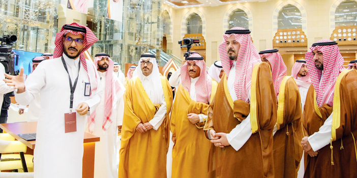 افتتح أعمال «الملتقى السنوي الخامس لإمارات المناطق والمبادرات التنموية» 