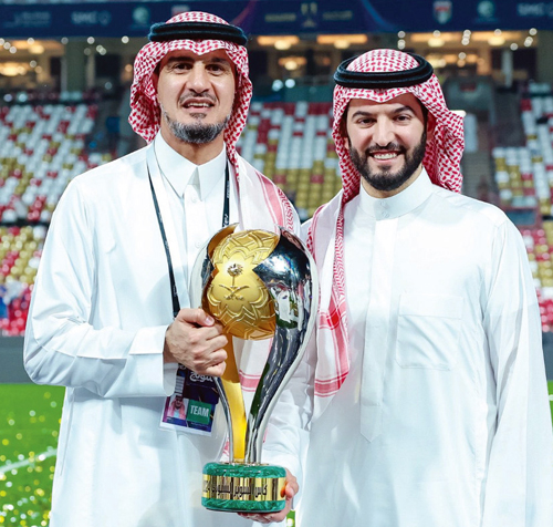  المفرج يحتفل مع ابن نافل بإحدى بطولات الهلال