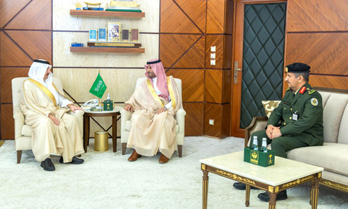 أمير المنطقة الشرقية يستقبل مدير سجون المنطقة 