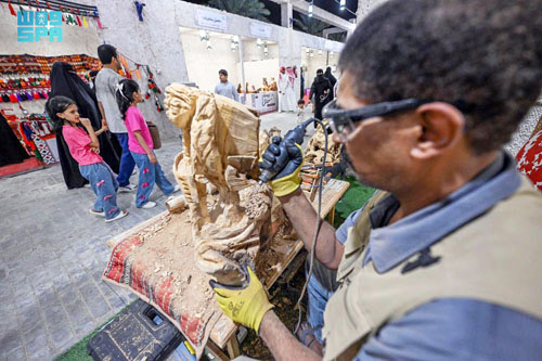 «النحت على الخشب» يستقطب زوار مهرجان بيت حائل 