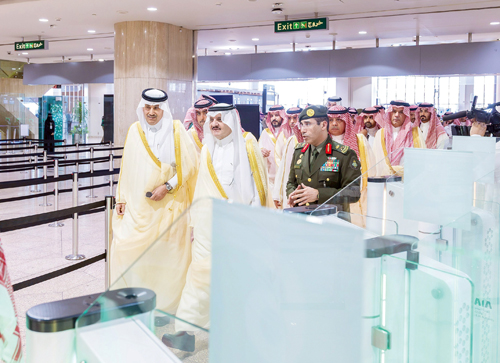 أمير المنطقة الشرقية يدشن البوابات الإلكترونية لإنهاء إجراءات المسافرين 