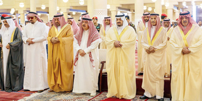 نائب أمير منطقة الرياض يؤدي الصلاة على الأمير الوليد بن خالد بن طلال 
