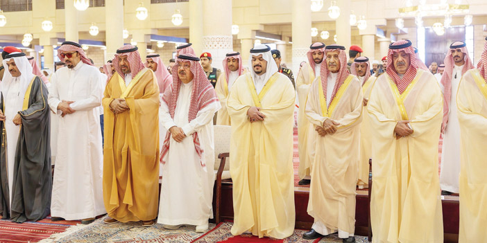 نائب أمير منطقة الرياض يؤدي الصلاة على الأمير الوليد بن خالد بن طلال 