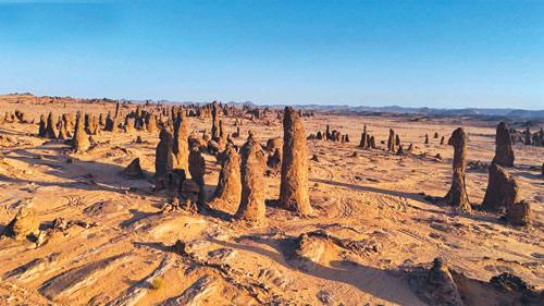 الغراميل.. أعمدة صخرية شاهقة وسط رمال العُلا 