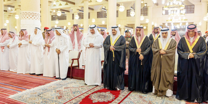 نائب أمير منطقة الرياض يؤدي الصلاة على والدة الأمير عبدالرحمن بن عبدالله 