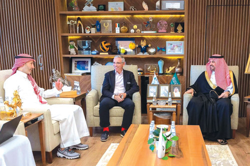 الأمير فهد بن جلوي يلتقي رئيس الاتحاد الدولي للترايثلون 