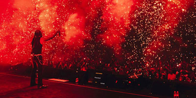 اللعبة تبدأ من الشاشة.. وتنتهي على المسرح بإيقاعات موسيقية 