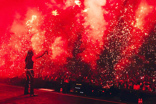 اللعبة تبدأ من الشاشة.. وتنتهي على المسرح بإيقاعات موسيقية 