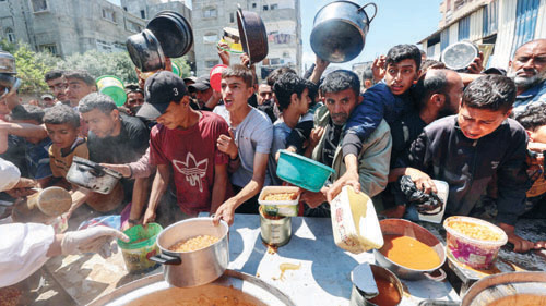 وصول أكثر من 300 شاحنة محملة بالمساعدات الإنسانية إلى غزة 