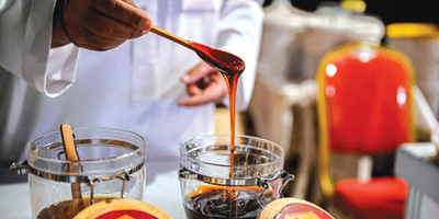 عسل «الشوكة المُعتق» يعكس ثراء الباحة وتنوعها النباتي 