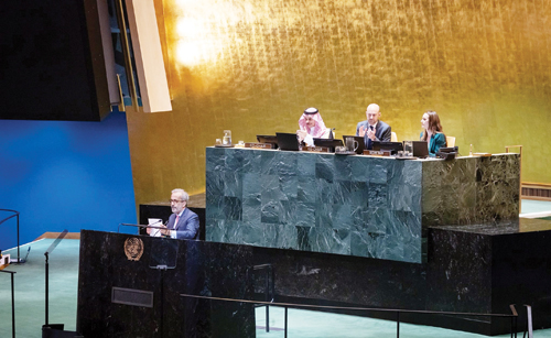 وزير الخارجية يعلن اعتمادها ويؤكد أنها إطار متكامل قابل للتنفيذ لتحقيق السلم والأمن للجميع 