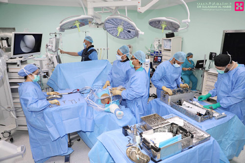 بعملية نوعية لاستبدال مفصلي الركبة 