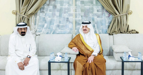 أمير المنطقة الشرقية يعزي خالد العبيد في وفاة والدته 