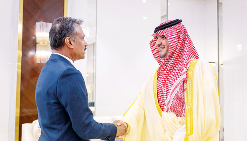 وزير الداخلية يبحث مع سفير سنغافورة عددا من الموضوعات 